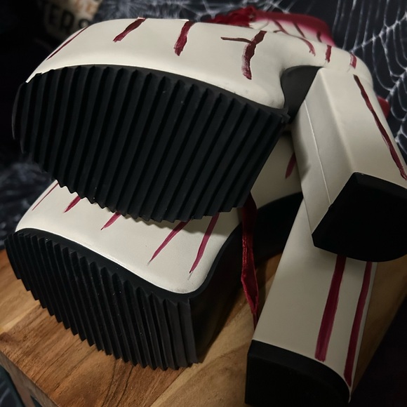 Tricks N’ Treatz scream queen bloody boots - Picture 6 of 6